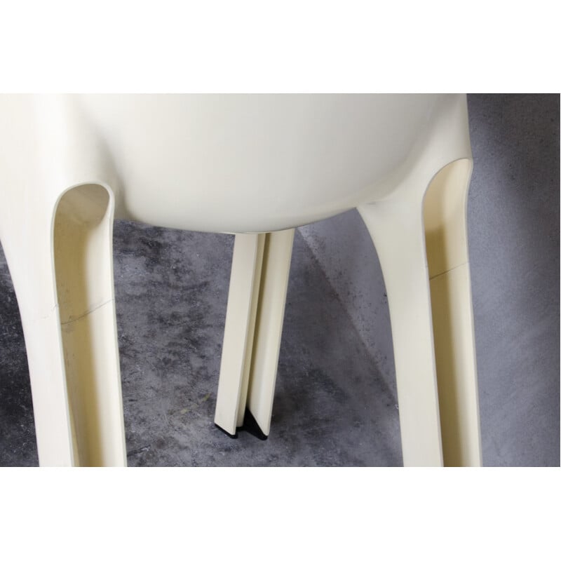 Suite de 4 chaises à repas Modèle "Gaudi" de Vico Magistretti pour Artemide - 1970