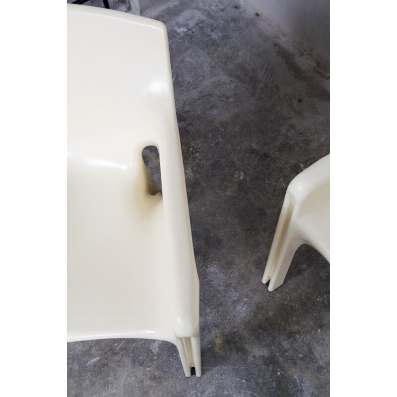 Suite de 4 chaises à repas Modèle "Gaudi" de Vico Magistretti pour Artemide - 1970