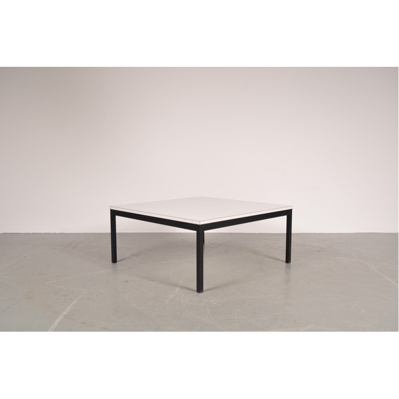 Table basse moderne, plateau blanc de Martin VISSER - 1960