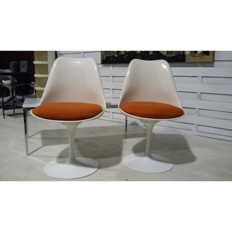 A pair of orange Tulip chairs by Eero Saarinen - 1968