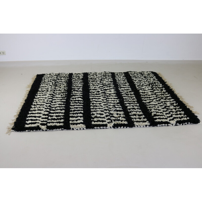 Vintage rug with a black and white pattern - 1980s