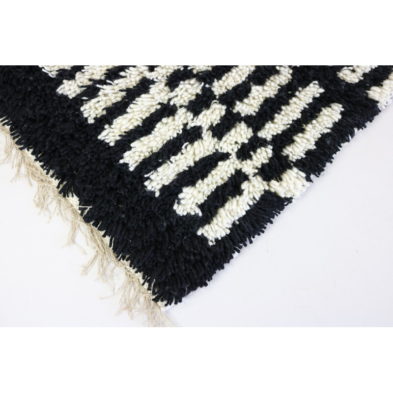 Vintage rug with a black and white pattern - 1980s