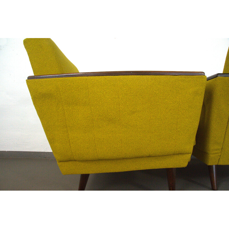 Paire de fauteuils lounge en tissu jaune et bois - 1950