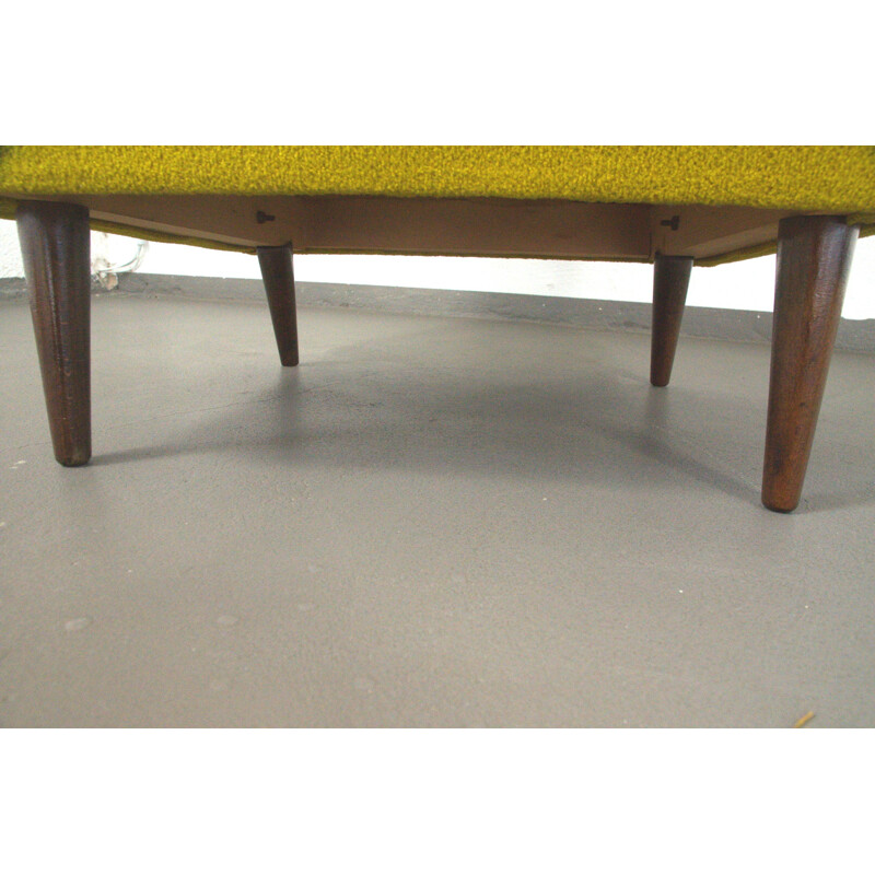 Paire de fauteuils lounge en tissu jaune et bois - 1950