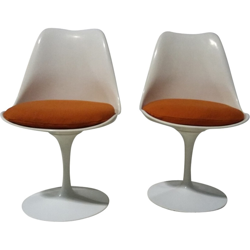 A pair of orange Tulip chairs by Eero Saarinen - 1968