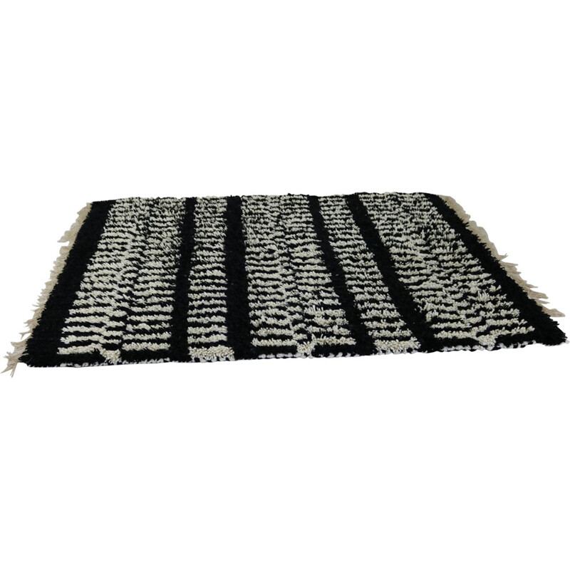 Vintage rug with a black and white pattern - 1980s