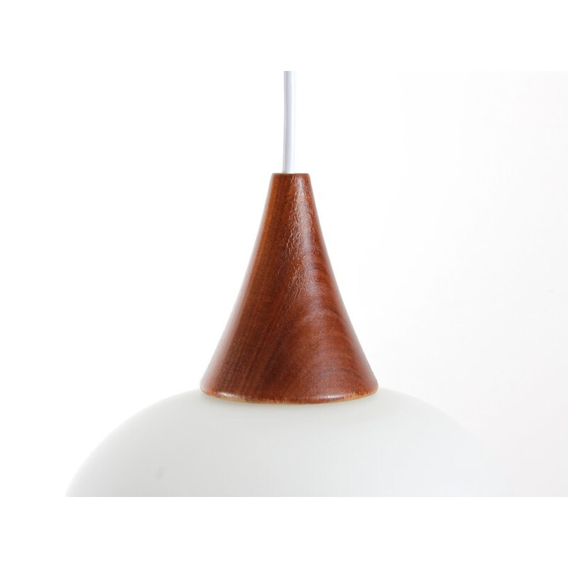 Lampada a sospensione scandinava vintage in opalina e teak, 1960