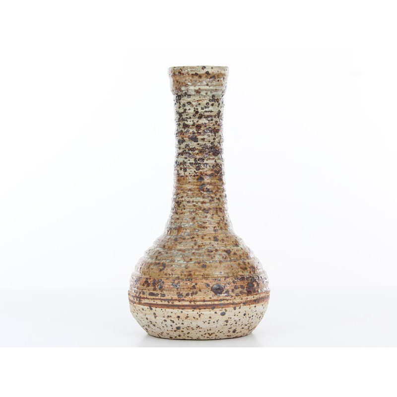 Vaso de cerâmica escandinava de cor castanha com pescoço amarelo por Tue Poulsen, 1960