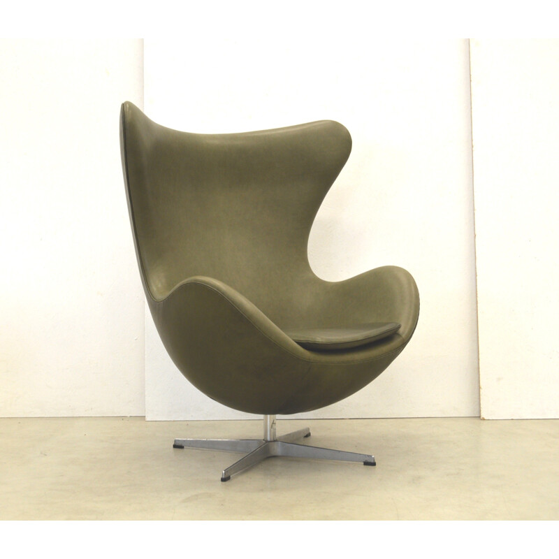 Leather Dark Green Egg Chair by Arne Jacobsen for Fritz Hansen - 1970s