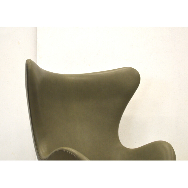Fauteuil Oeuf vintage cuir kaki vert de Arne Jacobsen pour Fritz Hansen - 1970