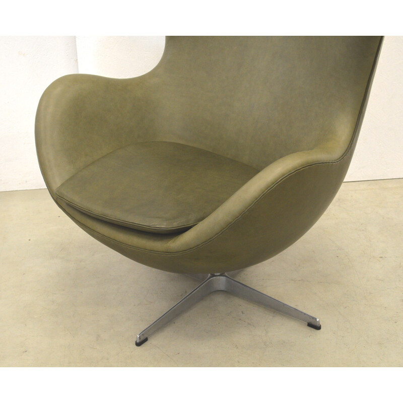 Leather Dark Green Egg Chair by Arne Jacobsen for Fritz Hansen - 1970s