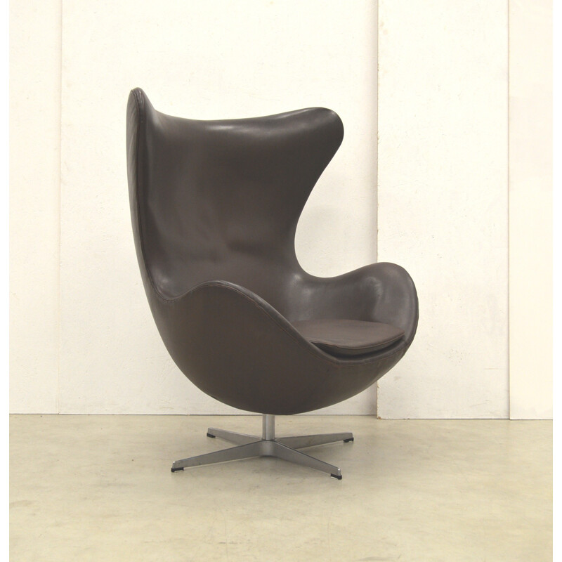 Fauteuil " Egg chair " Vintage marron de Arne Jacobsen Egg pour Fritz Hansen - 1970
