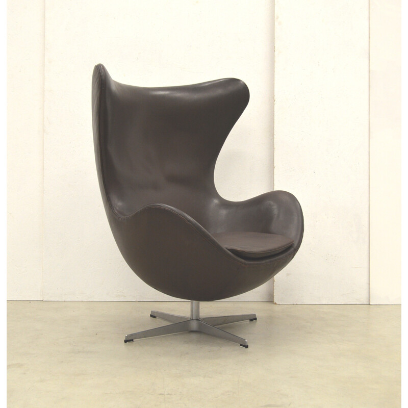 Vintage Brown "Egg Chair" by Arne Jacobsen for Fritz Hansen - 1970s