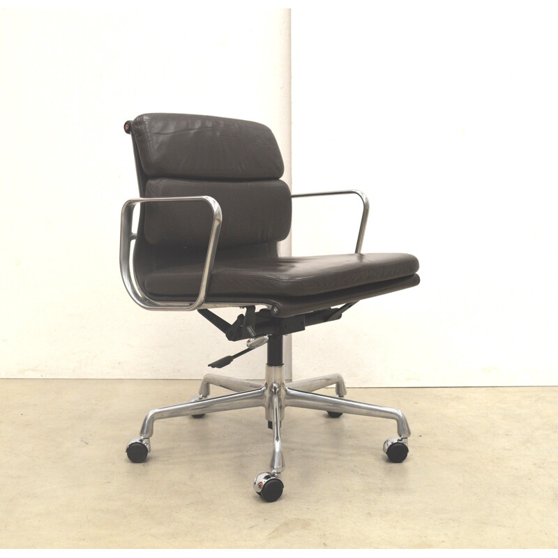 Chaise de bureau EA217 en cuir marron Charles Eames pour Vitra - 2000 