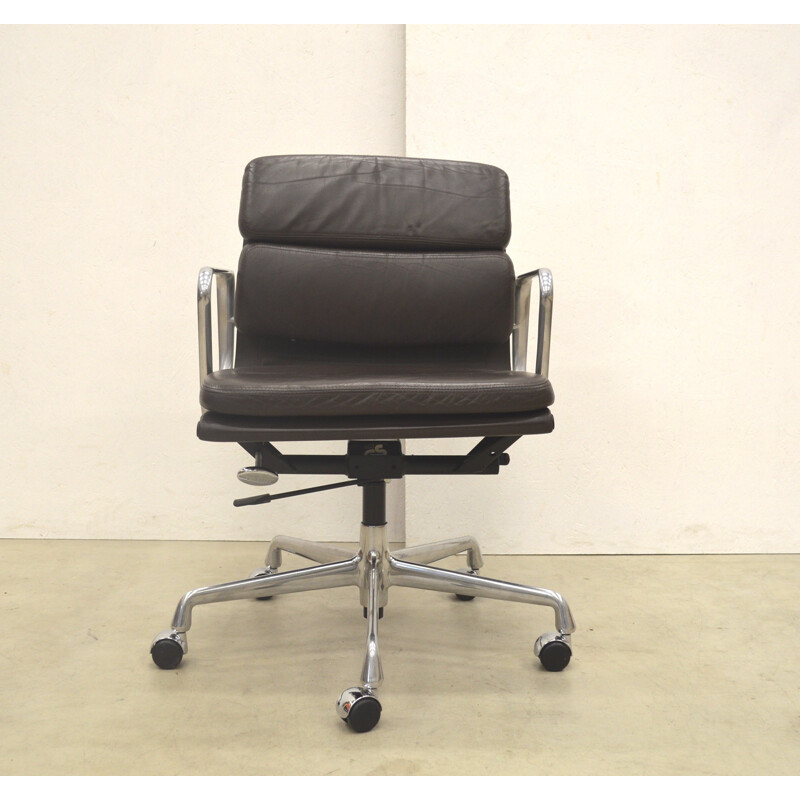 Chaise de bureau EA217 en cuir marron Charles Eames pour Vitra - 2000 