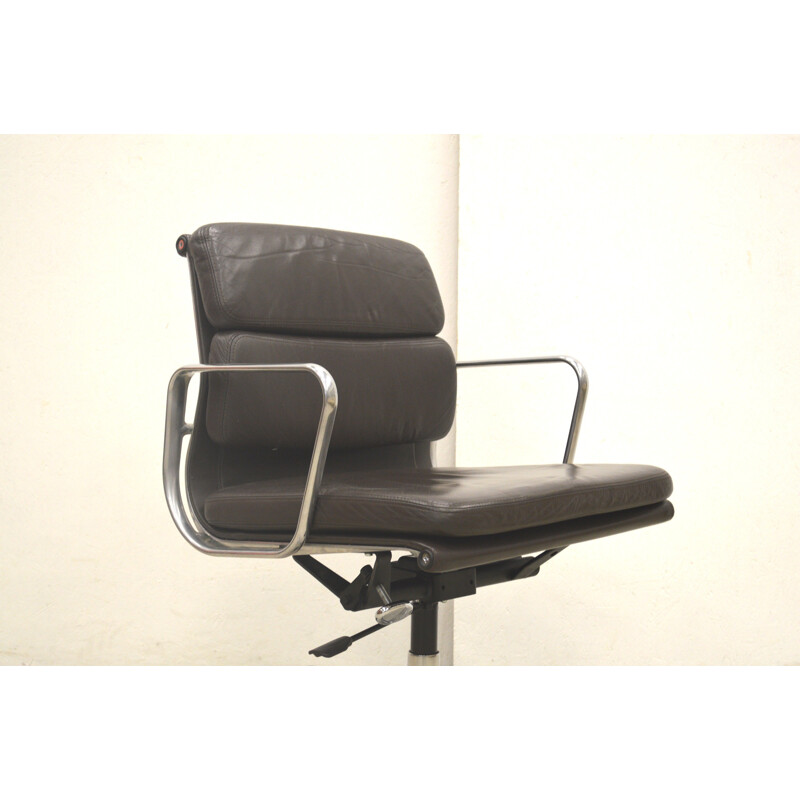 Chaise de bureau EA217 en cuir marron Charles Eames pour Vitra - 2000 