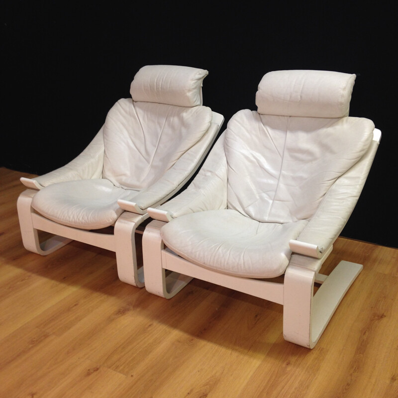 Paire de fauteuils "Kroken" en cuir blanc, Ake FRIBYTER - années 90