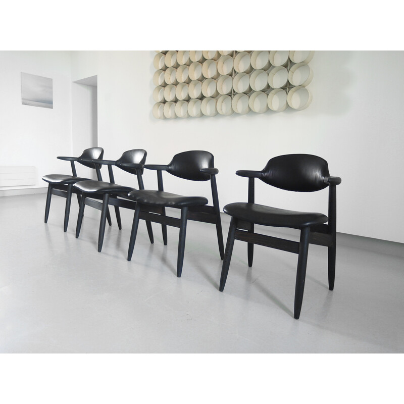 Suite de quatre chaises Cowhorn en cuir noir par Tijsseling - 1950