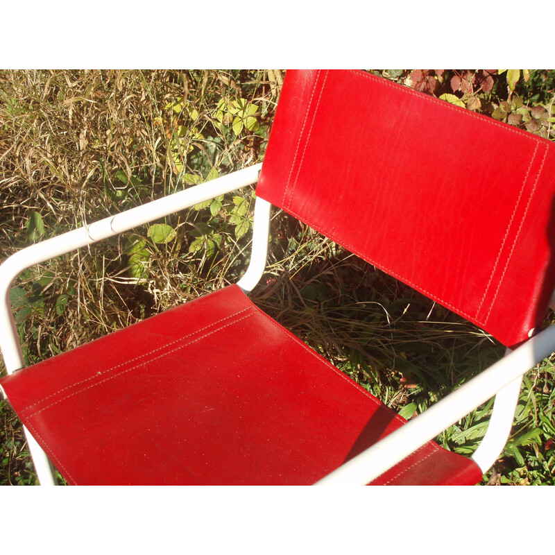 Pair of white lacquered armchairs in red leather - 1980s