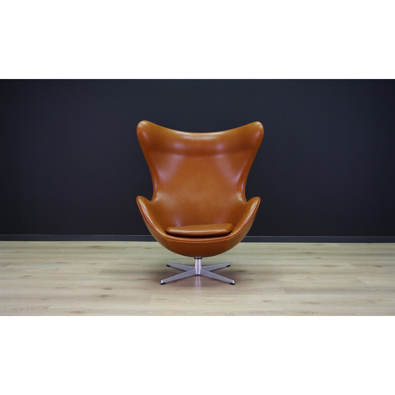  Fauteuil "Egg chair" en cuir marron de Arne Jacobsen - 1960