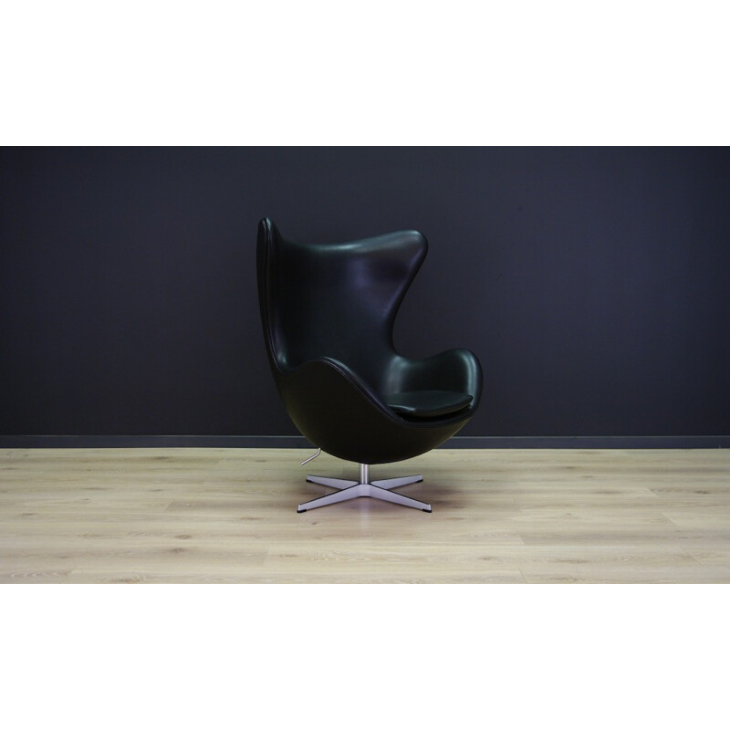 Fauteuil "Egg chair" original en cuir noir de Arne Jacobsen - 2000