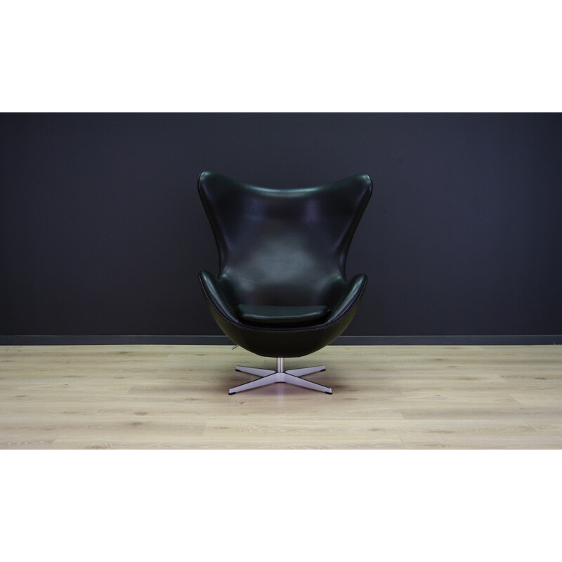 Black vintage "Egg chair" by Arne Jacobsen for SAS Hotel - 2000s