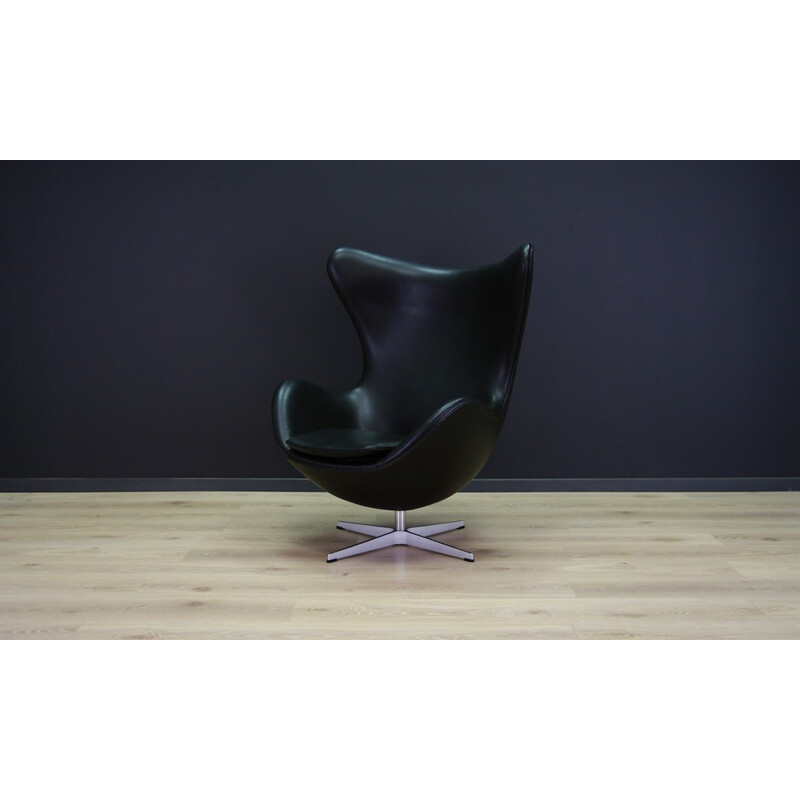 Black vintage "Egg chair" by Arne Jacobsen for SAS Hotel - 2000s