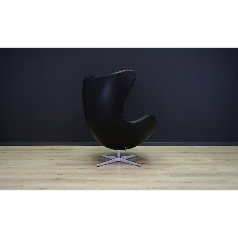 Black vintage "Egg chair" by Arne Jacobsen for SAS Hotel - 2000s