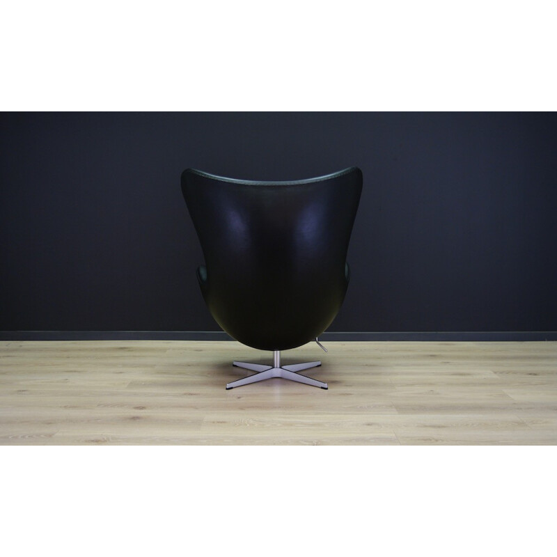 Black vintage "Egg chair" by Arne Jacobsen for SAS Hotel - 2000s