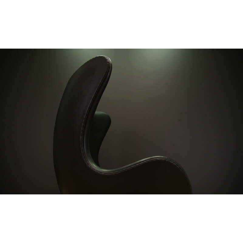 Fauteuil "Egg chair" original en cuir noir de Arne Jacobsen - 2000