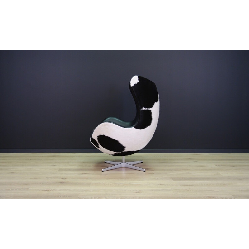Scandinavian Armchair "The egg chair" in leather by Arne Jacobsen, Fritz Hansen for SAS Hotel - 1980s