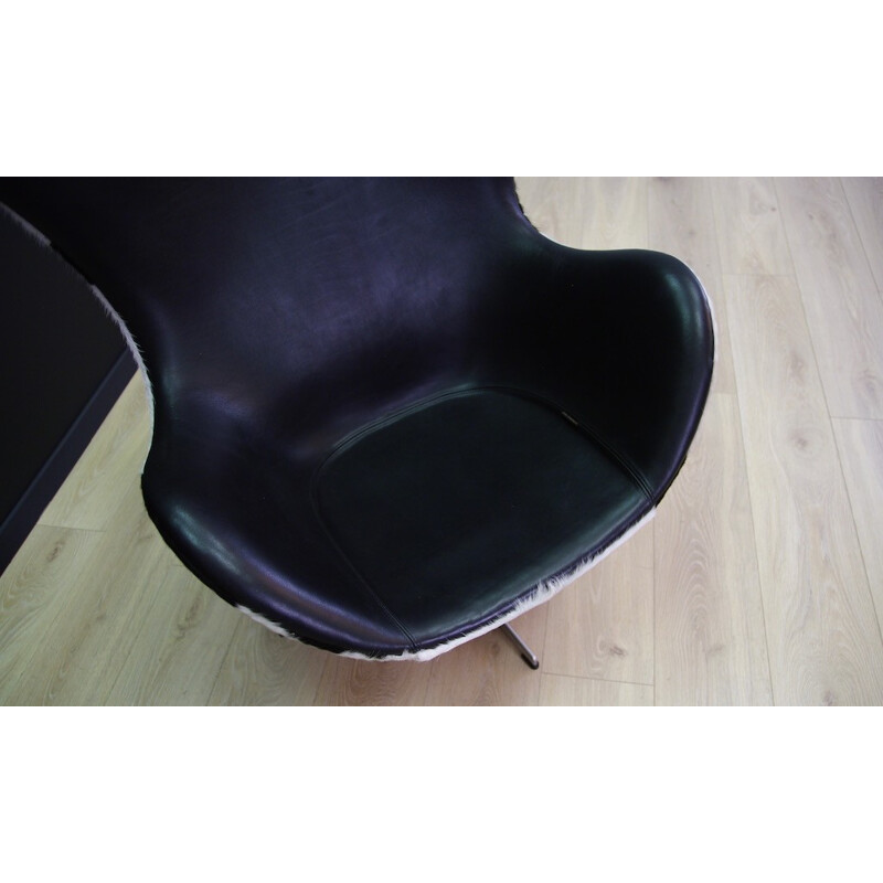 Scandinavian Armchair "The egg chair" in leather by Arne Jacobsen, Fritz Hansen for SAS Hotel - 1980s