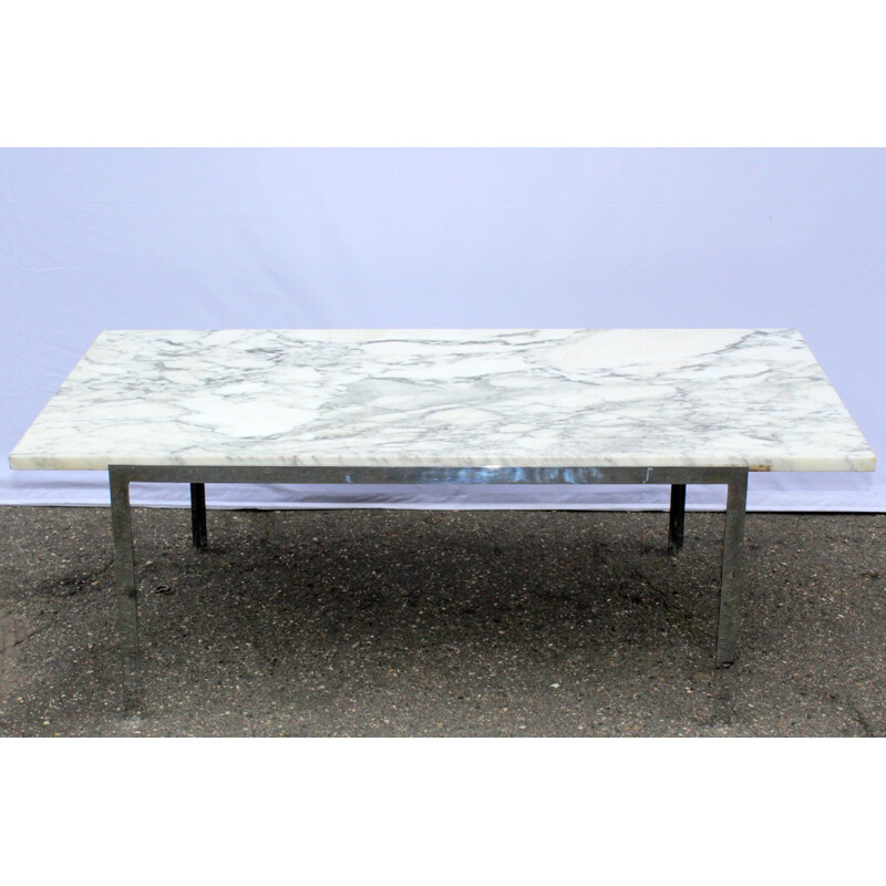 Une table basse en marbre et chrome de Florence Knoll - 1960