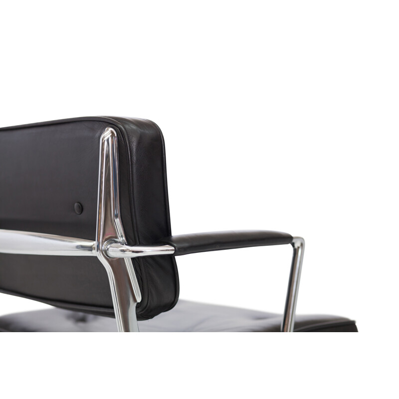 Pair de chaises de bureau "Intermédiaire" en cuir noir de Charles Eames - 1970