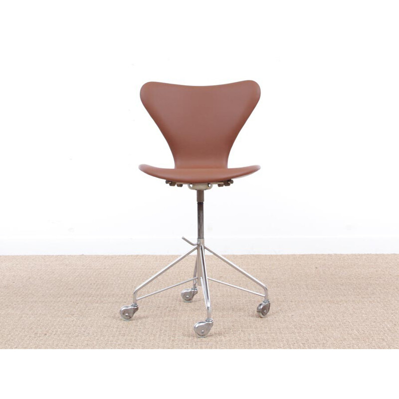 Sedia girevole scandinava in pelle di Arne Jacobsen per Fritz Hansen - 1960