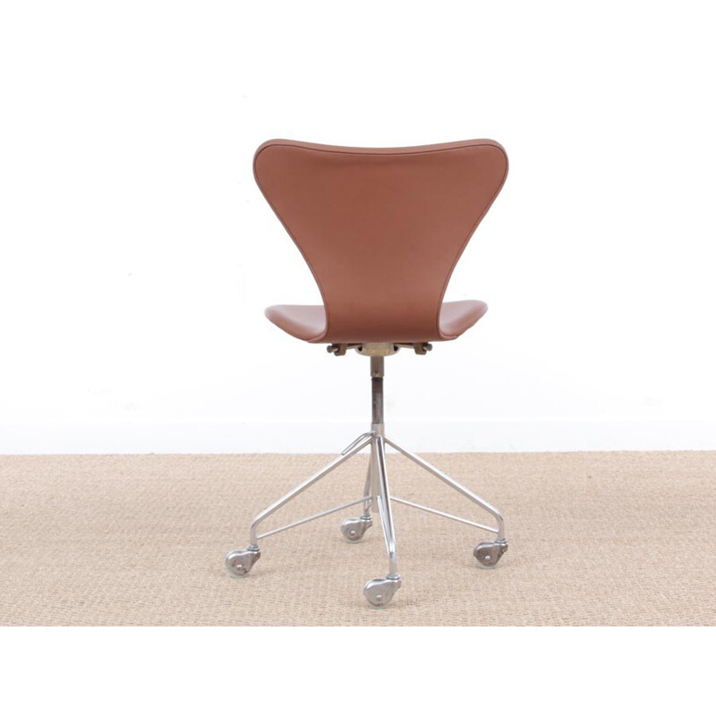 Sedia girevole scandinava in pelle di Arne Jacobsen per Fritz Hansen - 1960