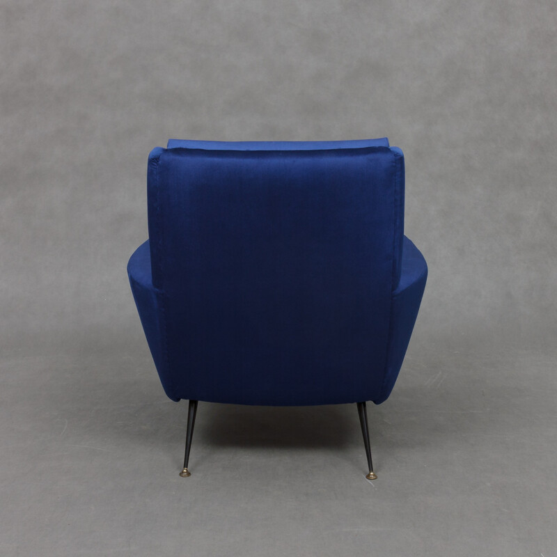 Fauteuil lounge retapissé en velours bleu - 1950