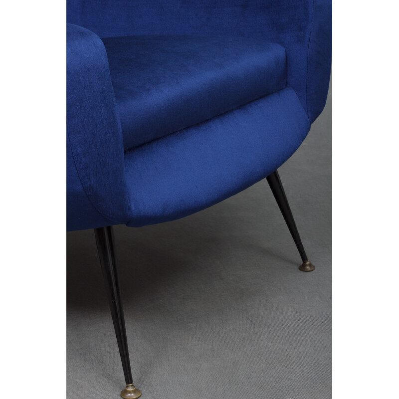 Fauteuil lounge retapissé en velours bleu - 1950