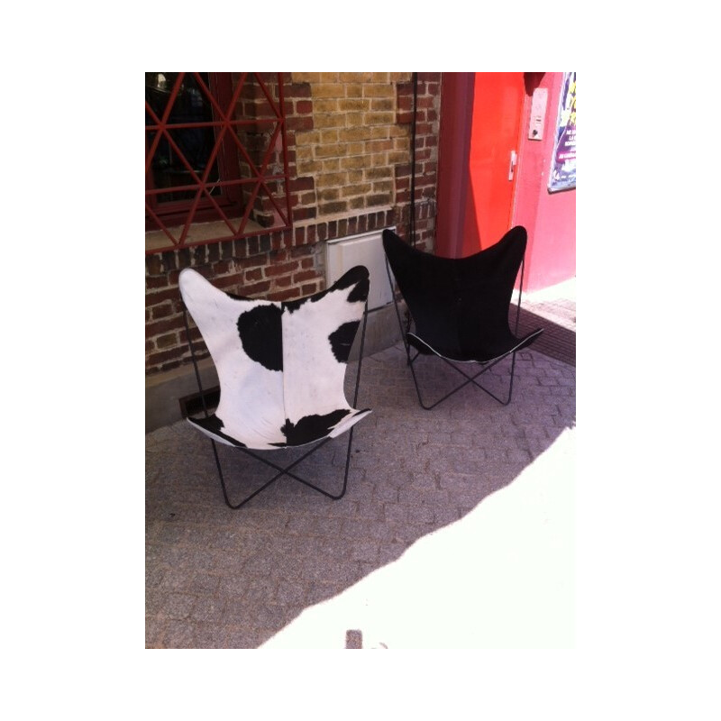 Paire de chaises "Butterfly" en peau de vache, KURCHAN, FERRARI-HARDOY et BONET - années 70