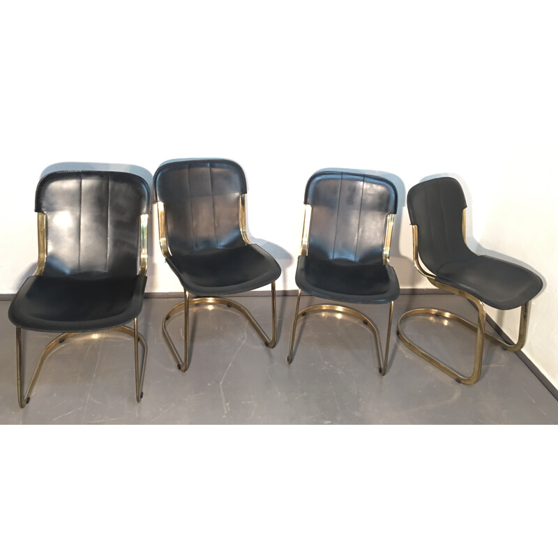 Lot de 4 chaises à repas en laiton et cuir noir - 1970