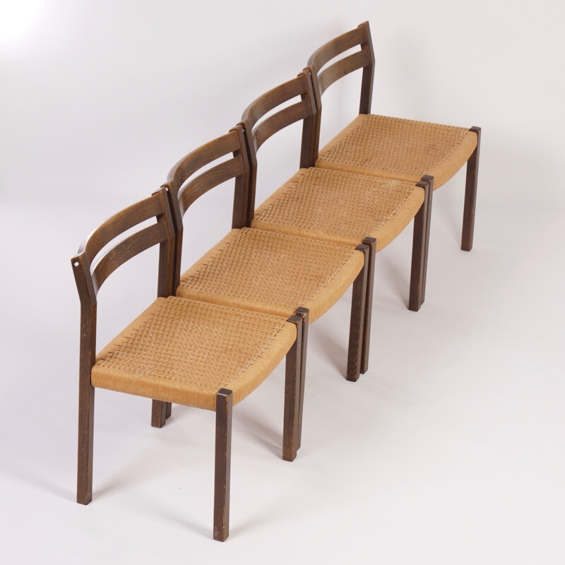 Suite de 4 chaises à repas "401" par Jorgen Henrik Møller pour J.L. Møller - 1970