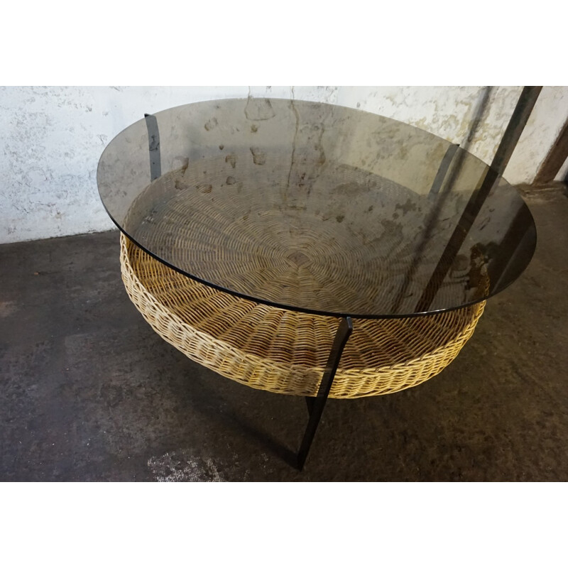 Table Basse en Verre Fumé avec Panier en Osier - 1960s