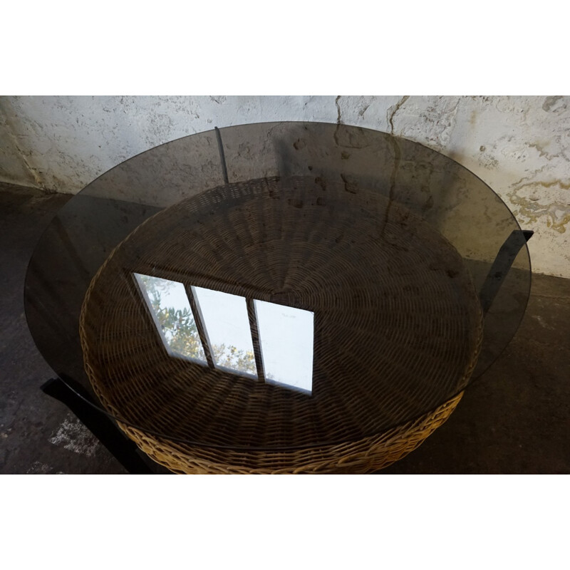 Table Basse en Verre Fumé avec Panier en Osier - 1960s