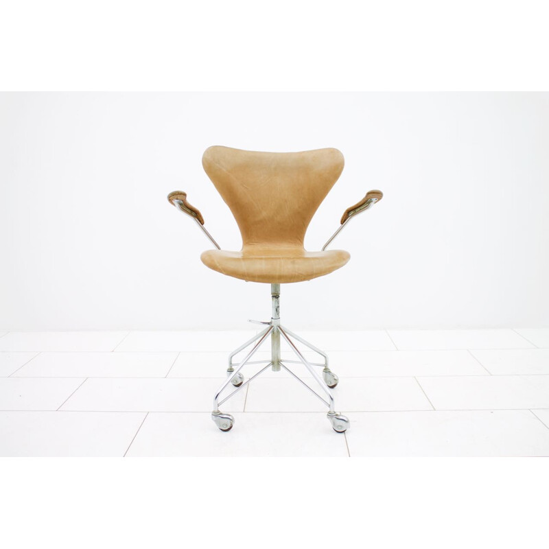 Vintage scandinavian 3217 Swivel Chair by Arne Jacobsen - 1960s