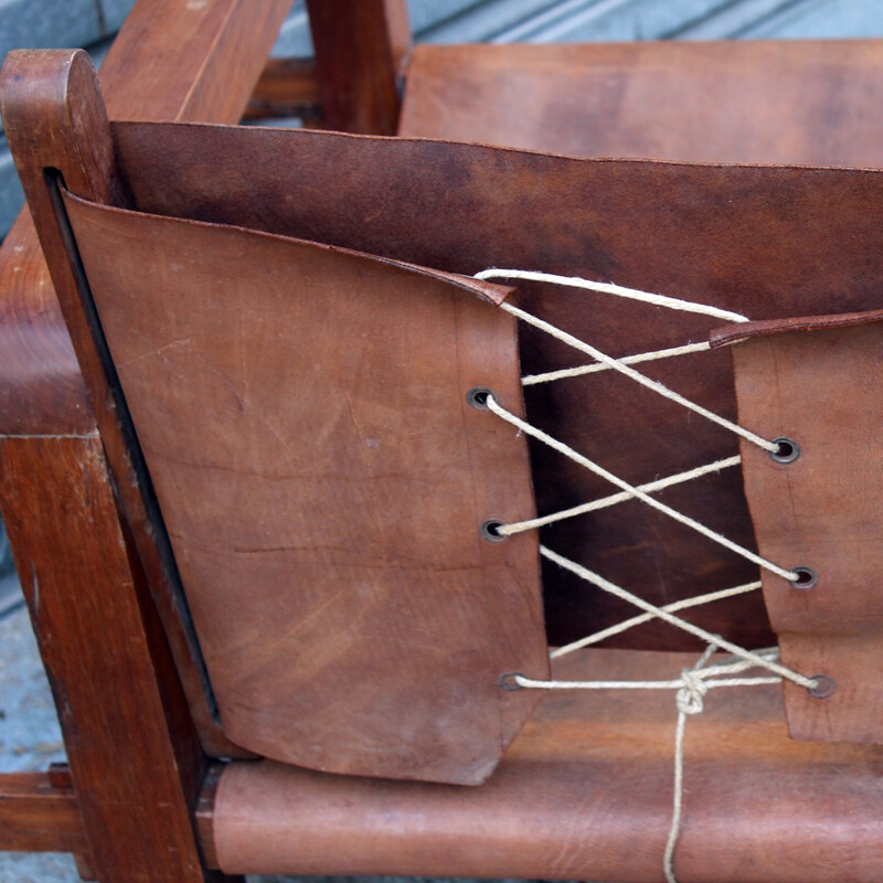 Suite de 4 fauteuils vintage en bois massif et en cuir cognac - 1950