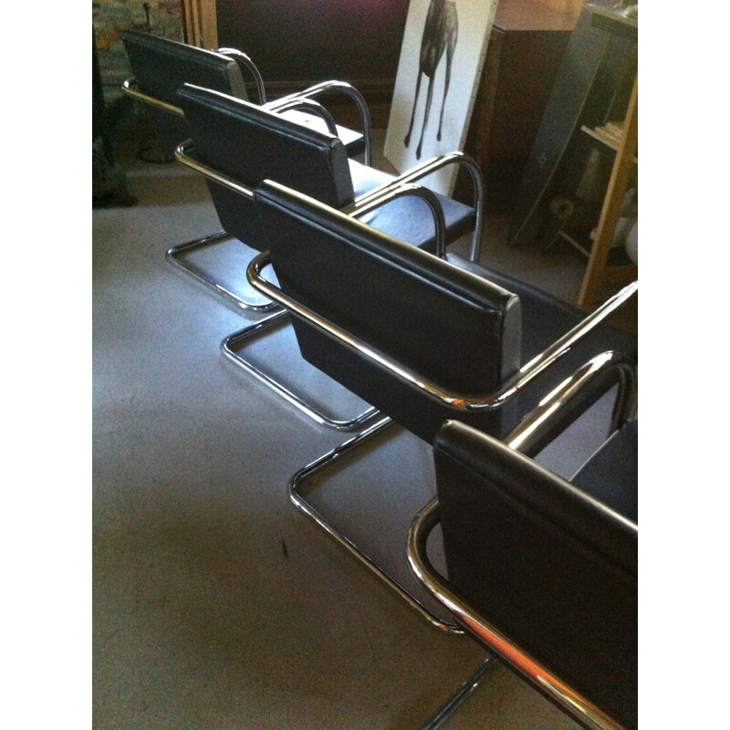 Suite de 4 fauteuils noirs "Brno" tubulaires, Ludwig MIES VAN DER ROHE - années 90