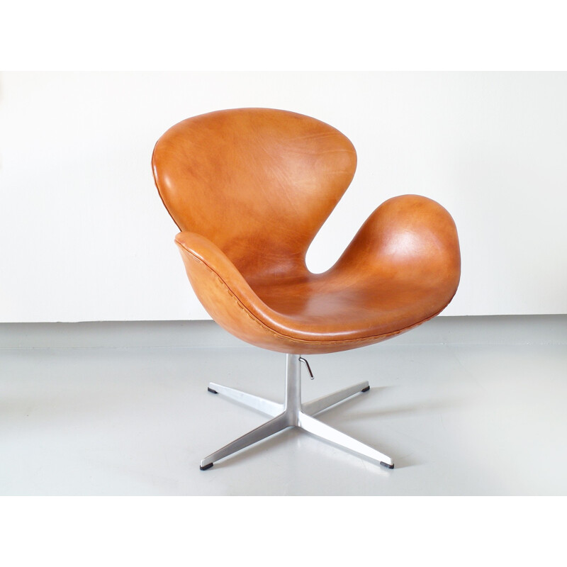 Early Edition Swan Chair by Arne Jacobsen for Fritz Hansen - 1960s