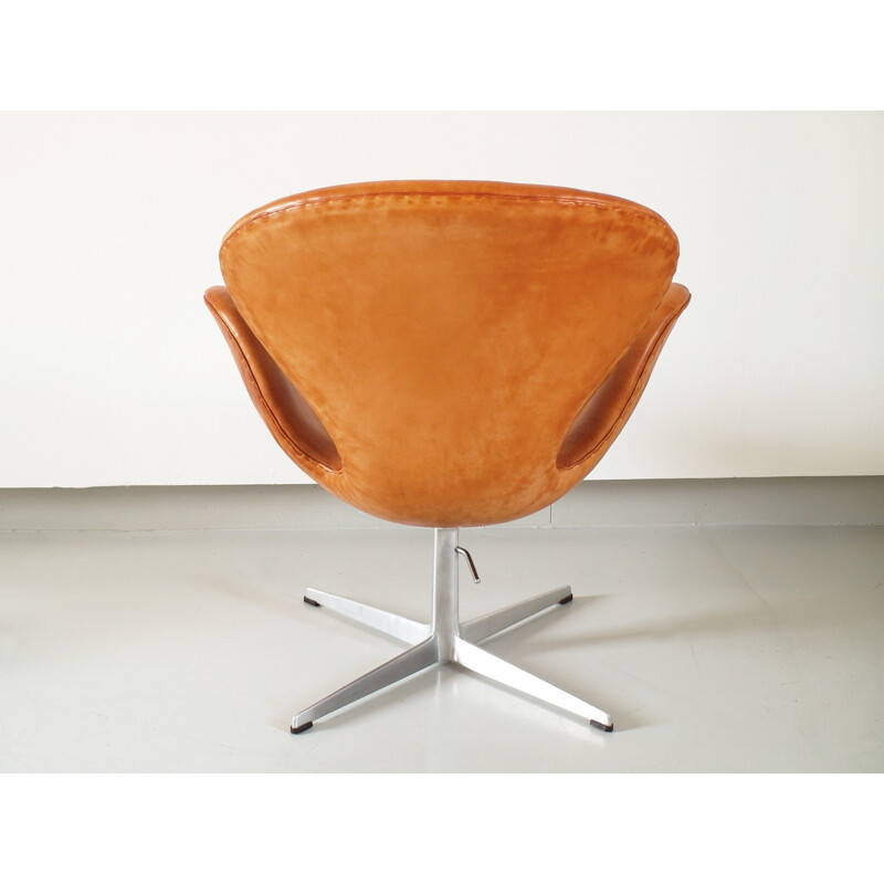 Early Edition Swan Chair by Arne Jacobsen for Fritz Hansen - 1960s