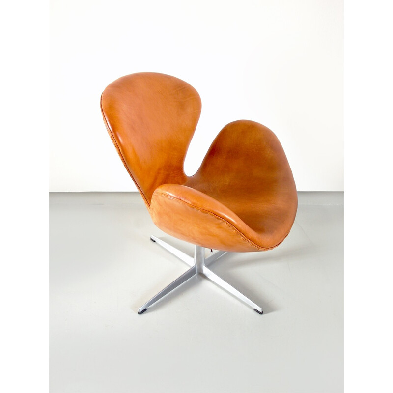 Early Edition Swan Chair by Arne Jacobsen for Fritz Hansen - 1960s