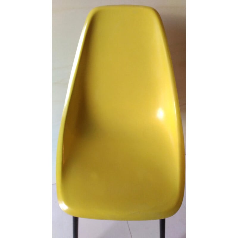 Chaise vintage en fibre de verre jaune d'Alain Richard - 1950